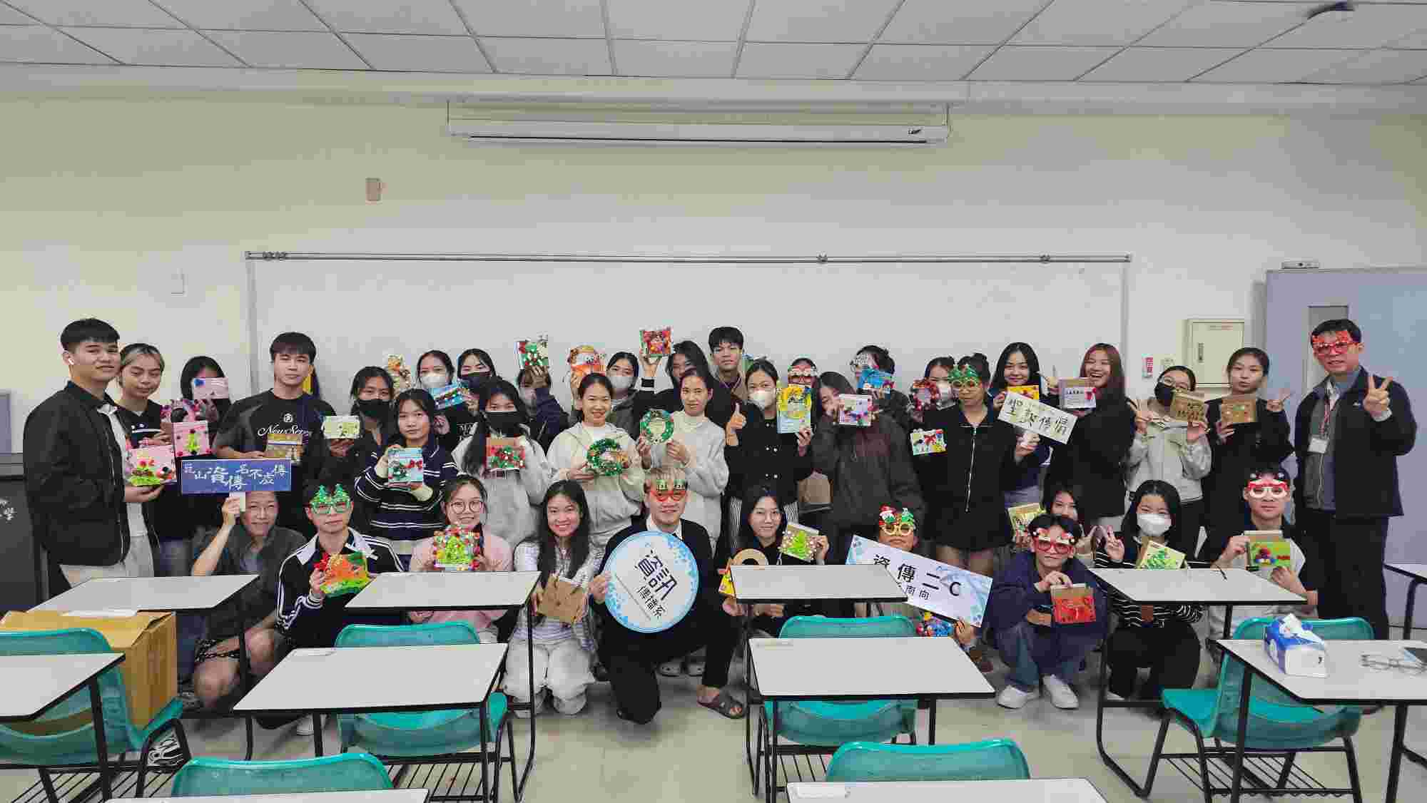 創意禮物盒融入異國文化 崑山科大資傳系「聖誕傳情」洋溢星光走廊