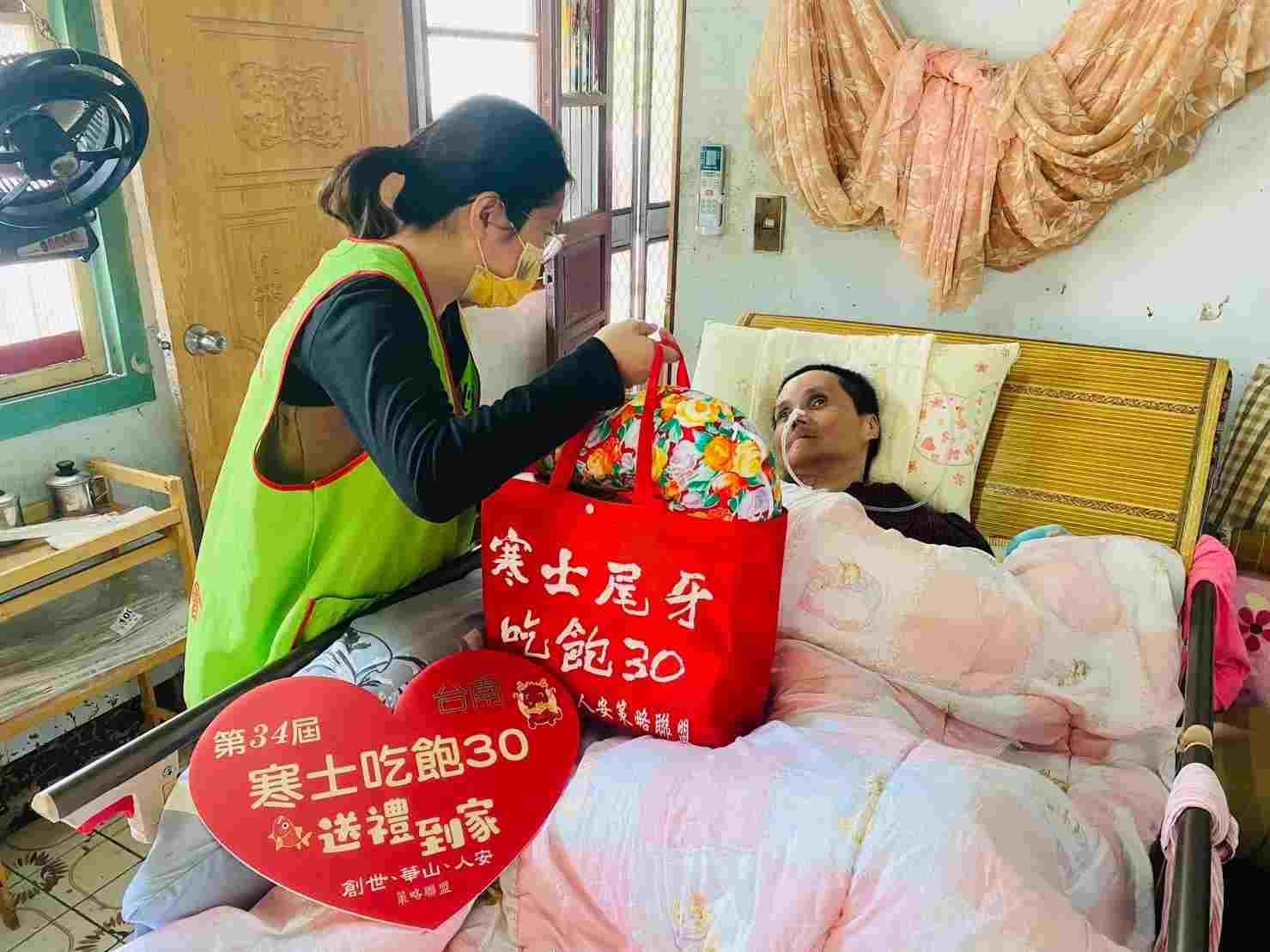 寒流強襲 愛心結凍  寒士吃飽30送禮到家倒數三週  經費仍缺三成