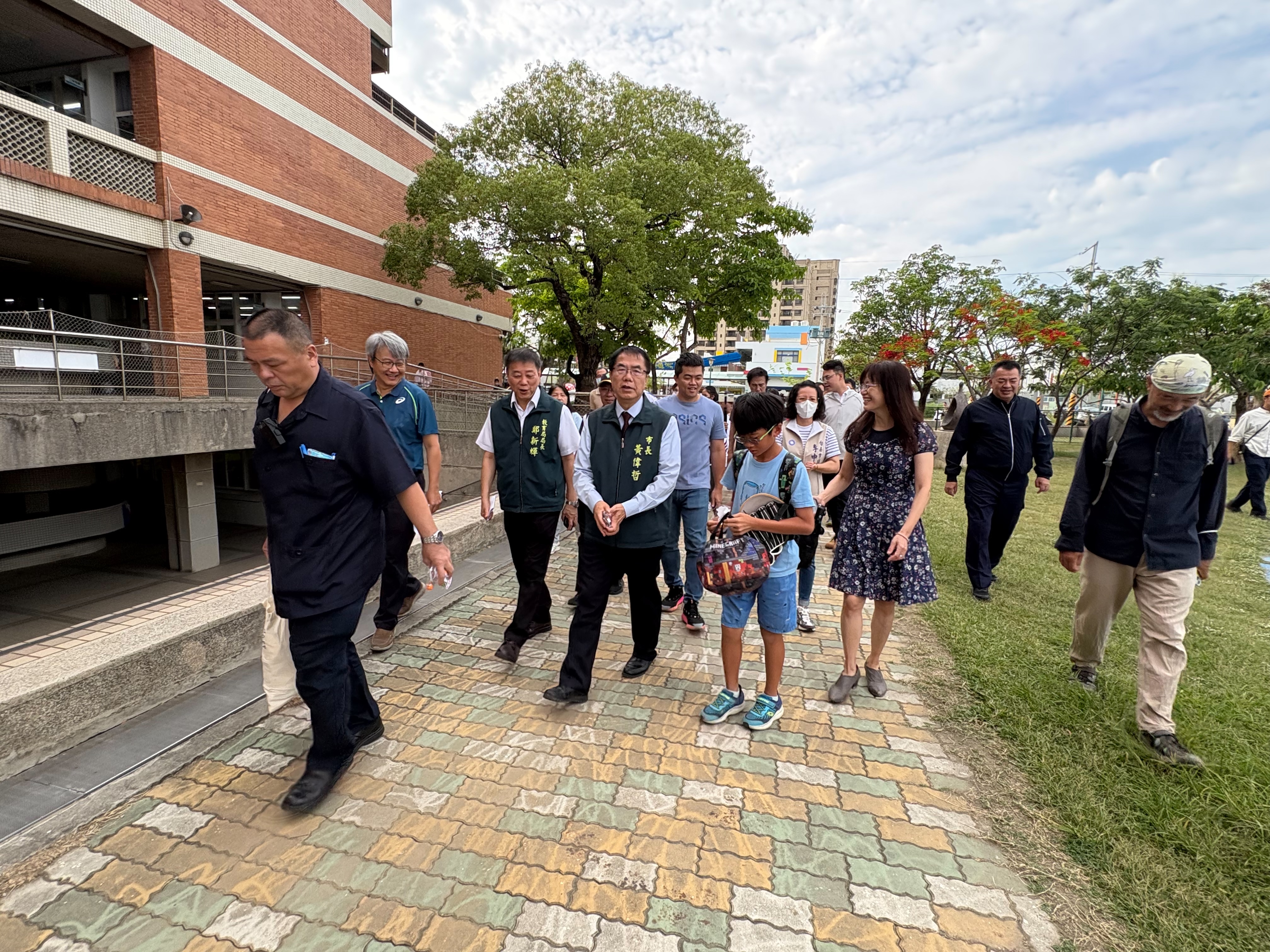 通學步道更安全友善！市長黃偉哲視察海佃國小通學步道 串聯海佃國中、護海藝術牆與車道分流 構築「人本友善廊道」