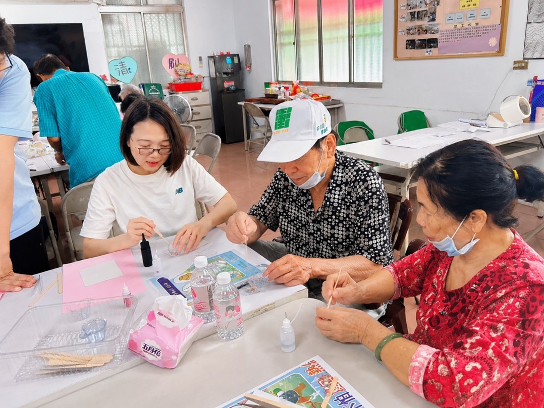 陪他慢慢完成,一起慢慢微笑,一件作品見證失智友善最溫暖的力量