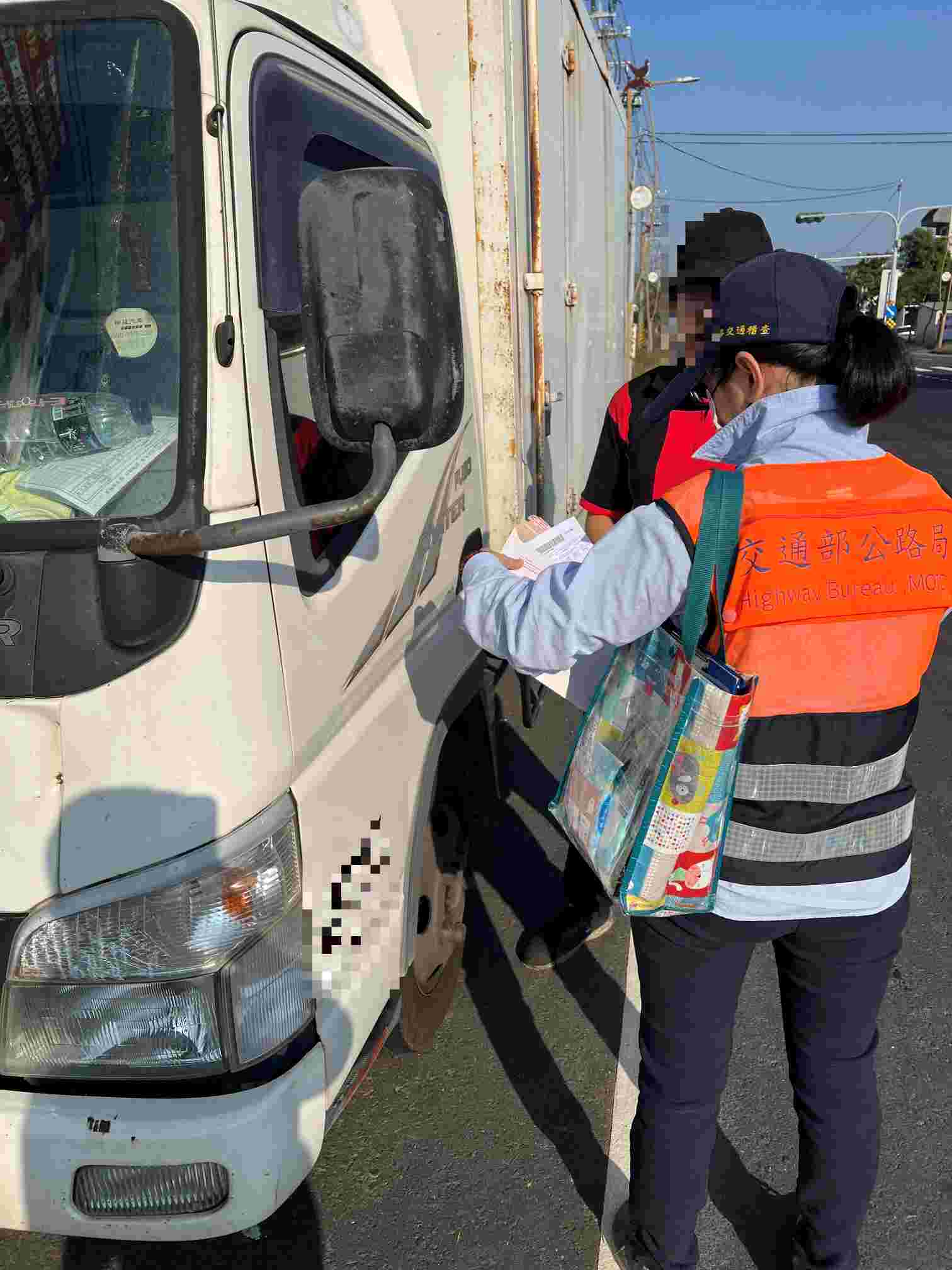 查獲白牌小貨車穿梭巷弄違規營業，罰款至少10萬元起跳