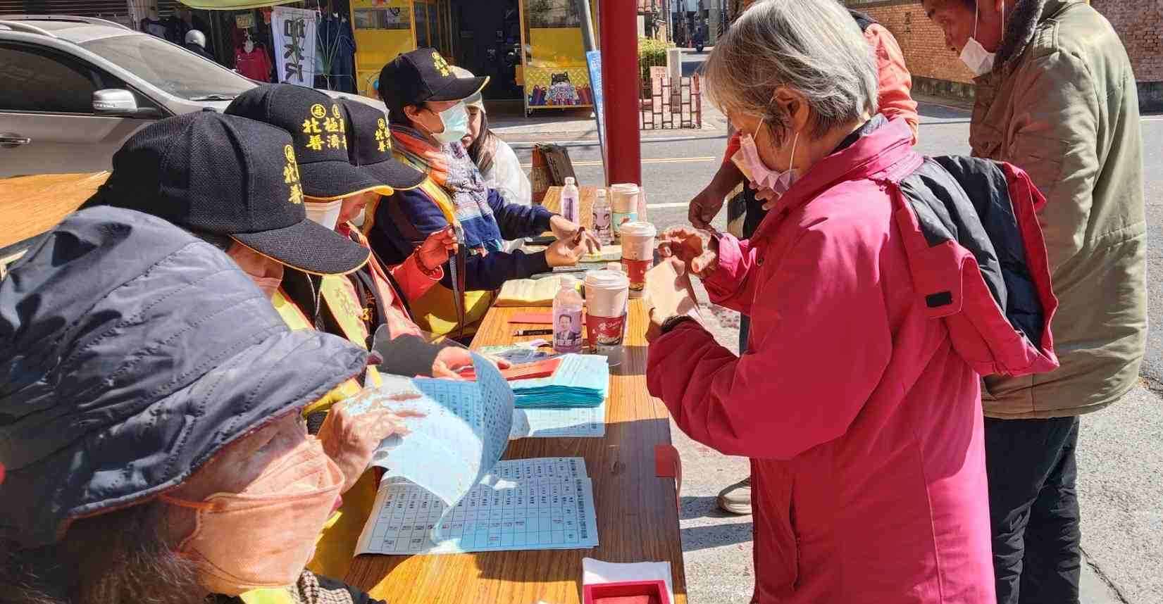 麻豆北極殿普濟寺1月11日舉辦115年寒冬送暖活動 贈送 138戶低收慰問金與民生物資