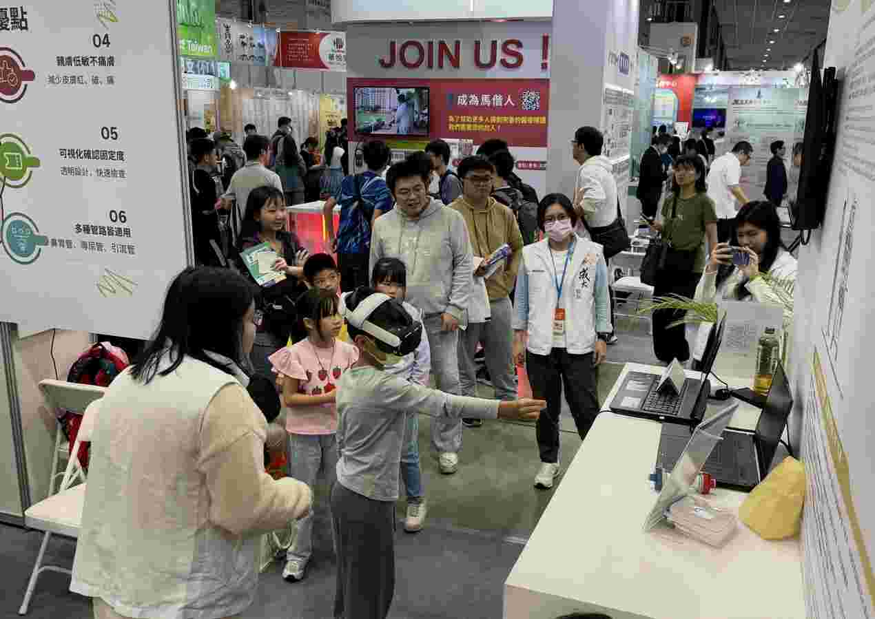 台南應用科技大學與成大醫院跨域合作！攜手研發重症教學MR系  共同打造重症醫療照護用 - 混合實境(MR) CRRT模擬學習互動系統