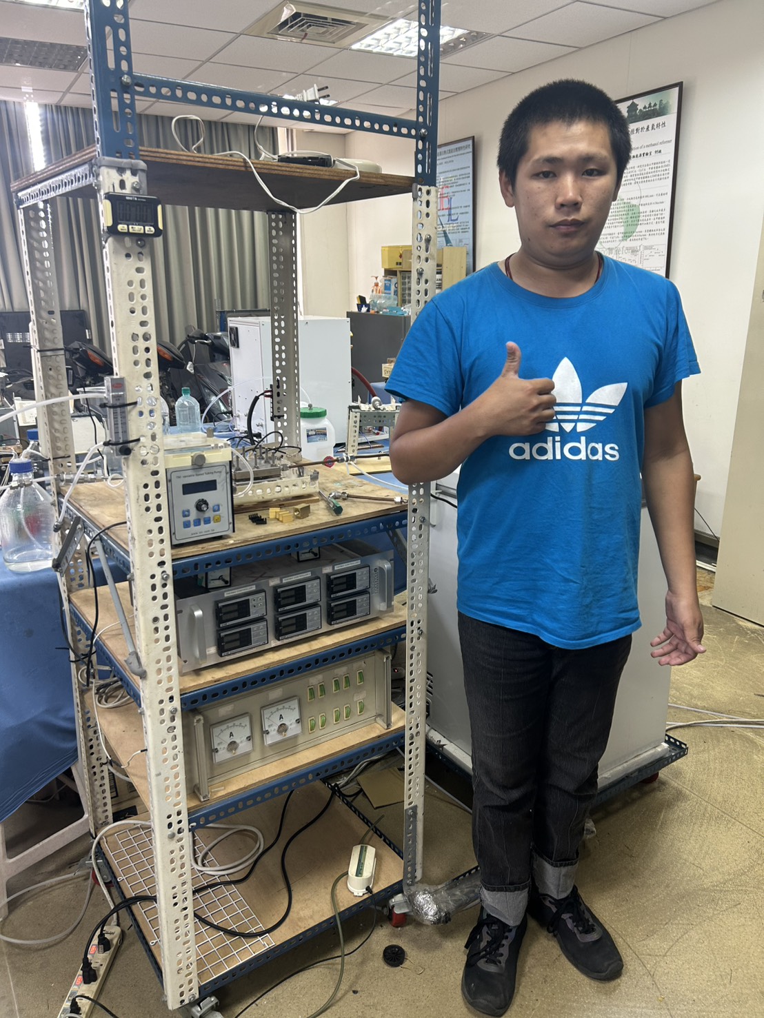 04.林奕程於實驗室進行實作