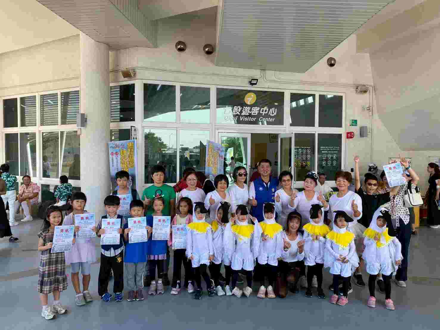  15:42 邱仁武 2025黑面琵鷺保育季「我愛黑琵」寫生比賽由市議員方一峰頒獎