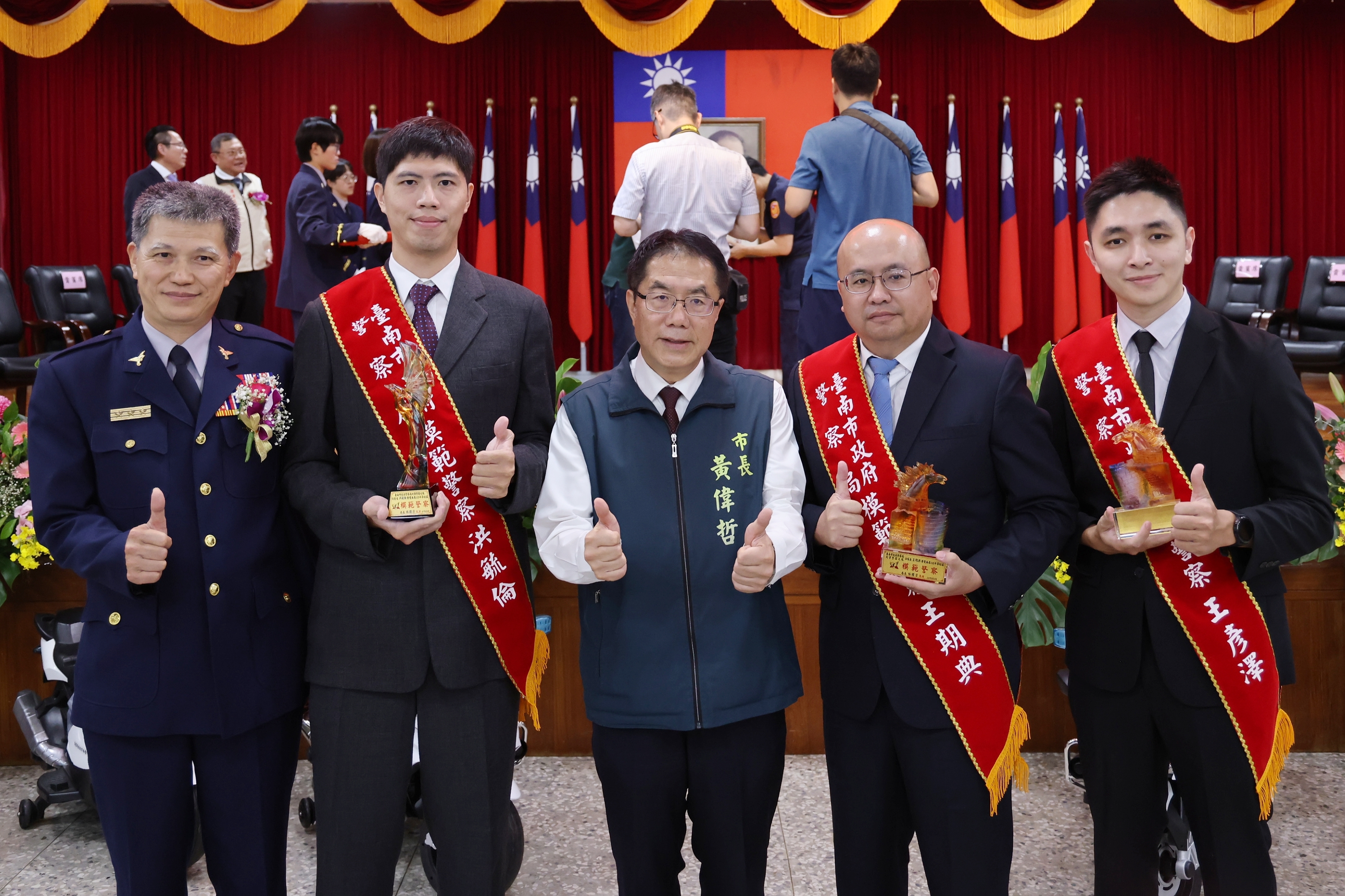 歡慶115年警察節 黃偉哲代表百萬市民感謝警察同仁維護治安的辛勞