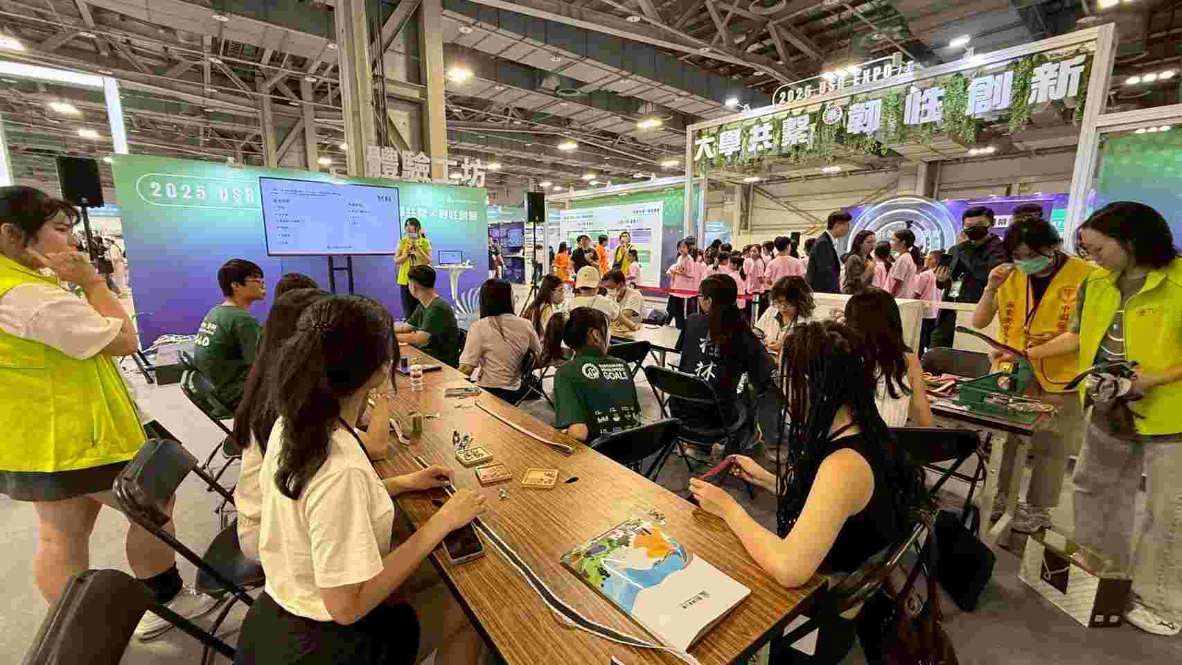 刺繡遇見皮革！  台南應用科技大學USR計畫跨國合作2025大學社會責任實踐博覽會大放異彩