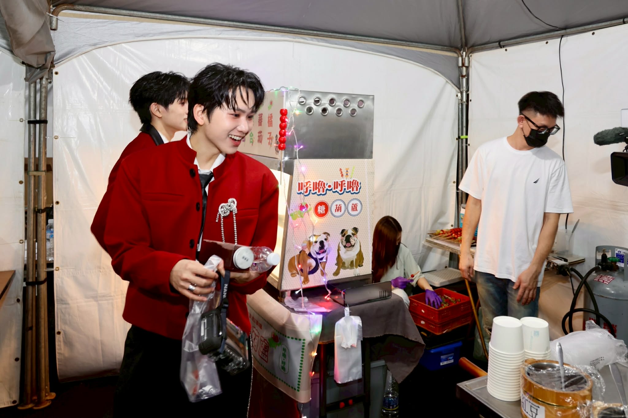 後台美食應援！　黃偉哲用擔仔麵、水果糖葫蘆為耶誕演唱會藝人加油