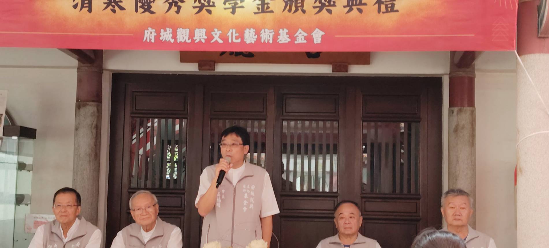 財團法人臺南市臺疆祖廟大觀音亭暨祀典興濟宮6月15日頒發2025年清寒子弟獎學金 33位青年才俊每人獲頒一萬元