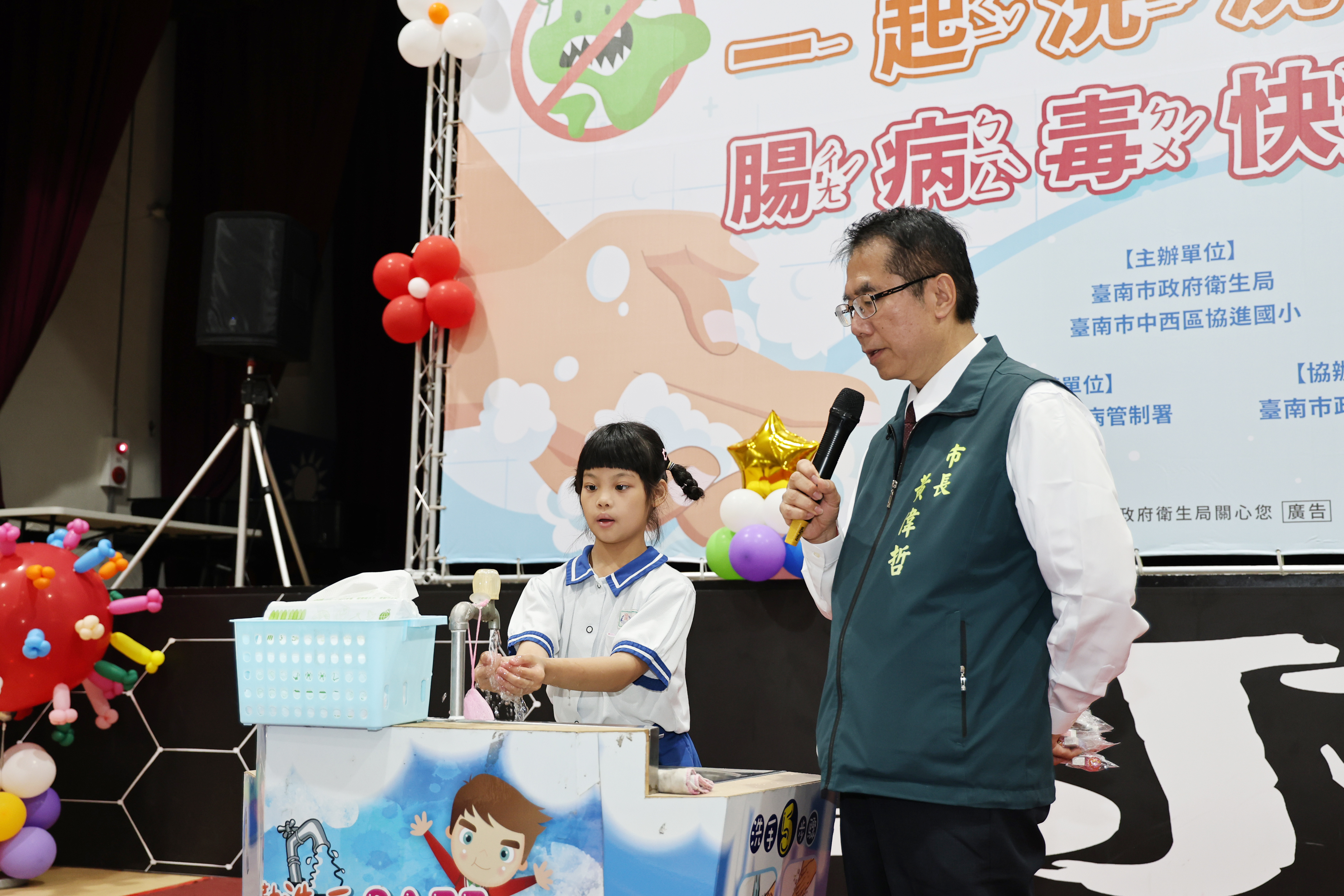市長黃偉哲帶領全民共抗腸病毒 鮮明示範衛生習慣
