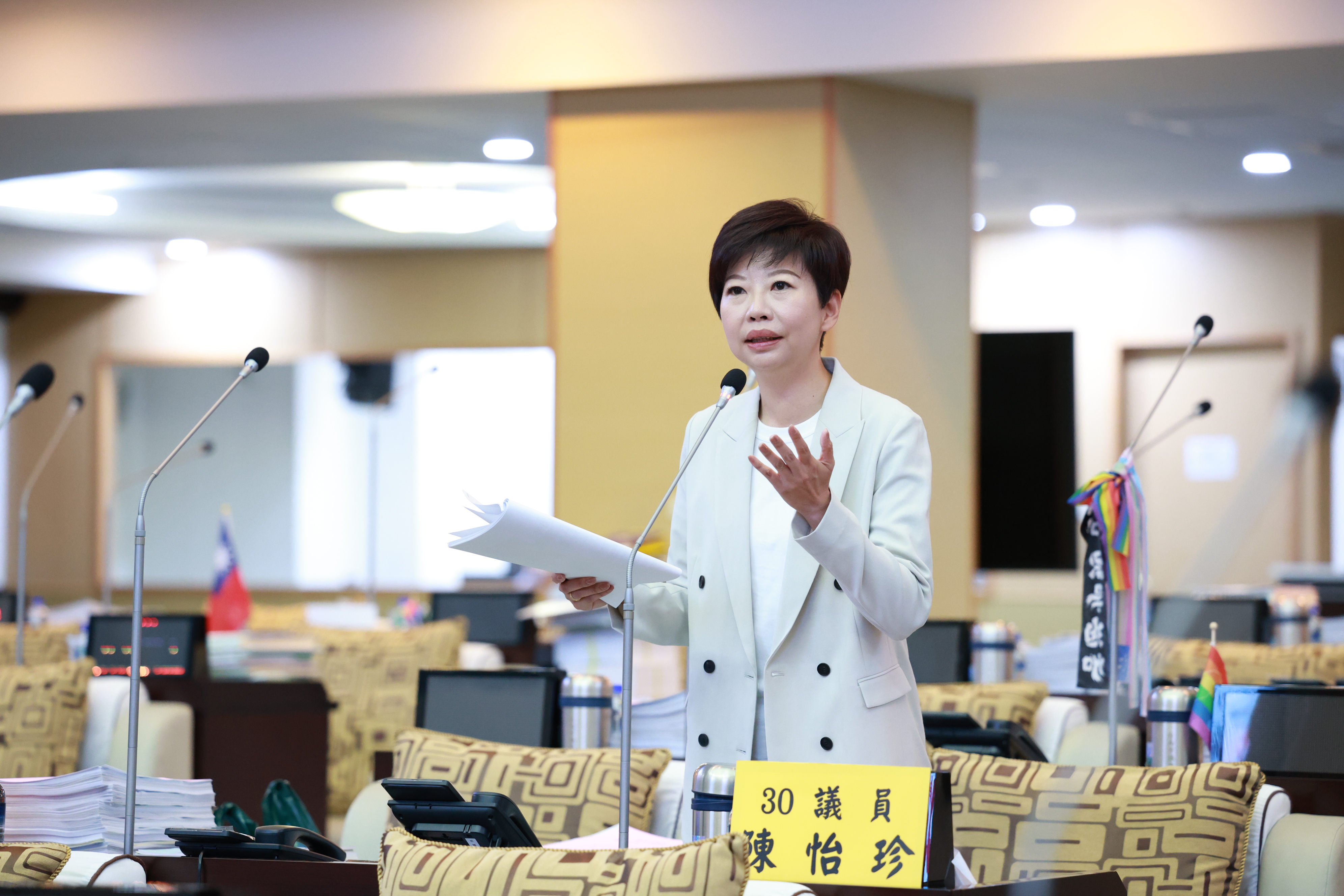 陳怡珍總質詢要求建立「台南在地食材保障機制」補強一卡通設備  　推動「地籍＋稅籍異動即時通」一站式服務  盤點「一里一活動中心」