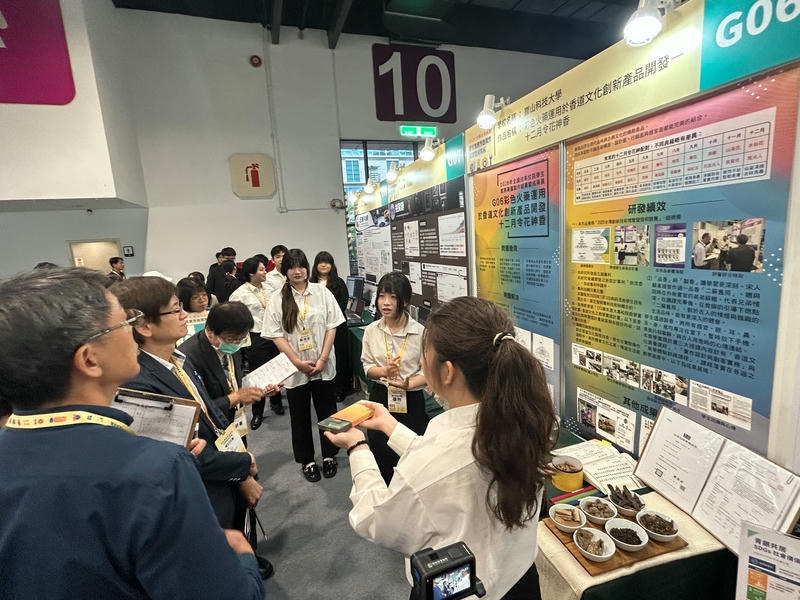 09.商業類群由企管系蔡宛妡、張玲、蔡惠娟同學向委員講解作品 09.商業類群由企管系蔡宛妡、張玲、蔡惠娟同學向委員講解作品