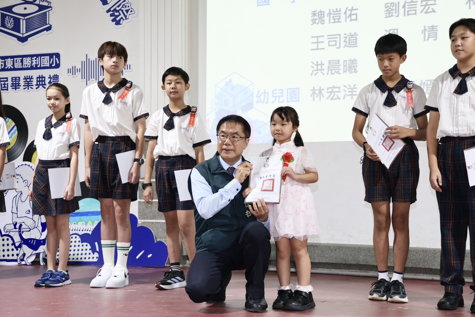 市長黃偉哲奔忙參加多所國小畢業典禮 勸學子勇敢面對未來挑戰