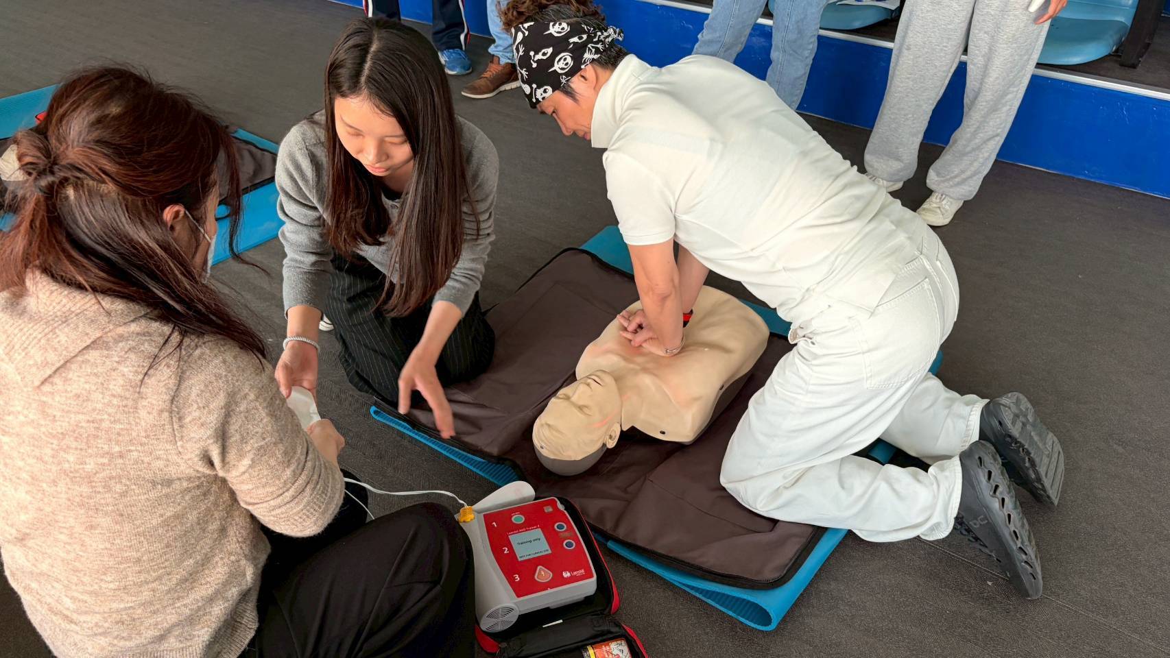 強化運動場域急救量能臺南市體育局辦理AED及CPR研習提升運動場館第一線應變能力