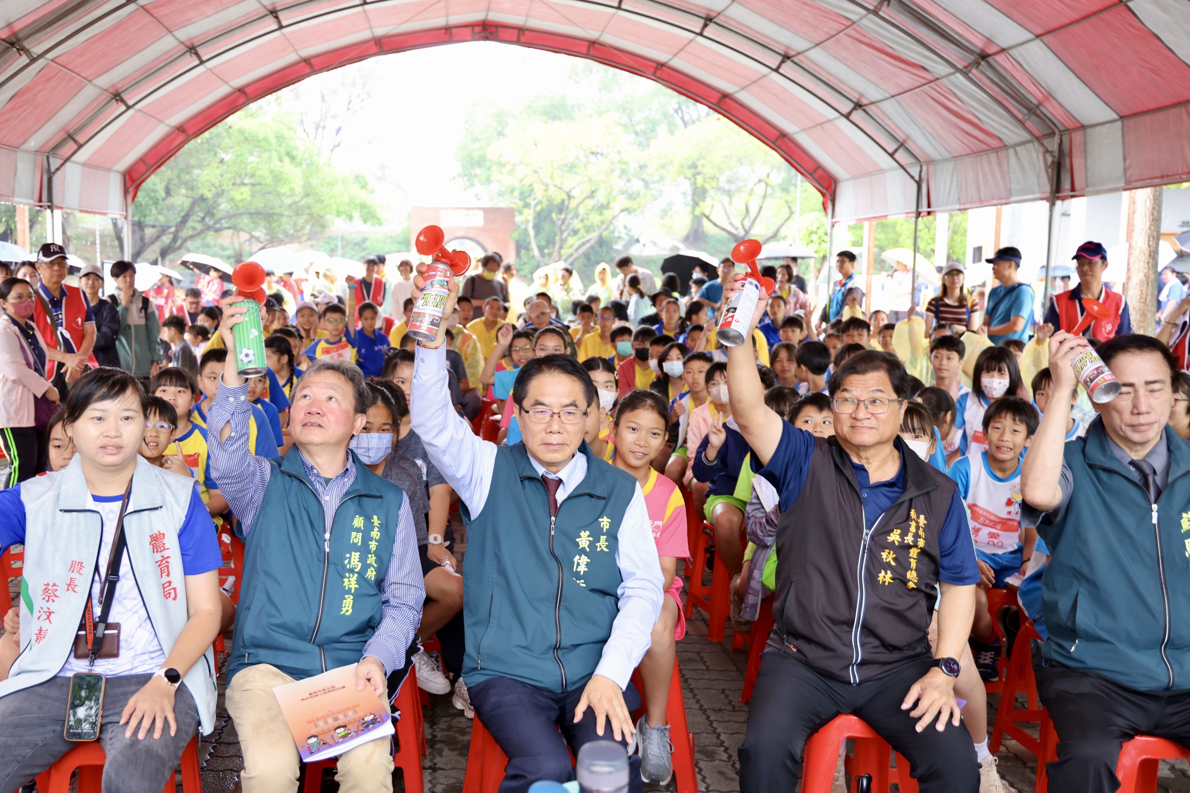 南市馬拉松接力班際賽熱力開跑　逾500名學子齊聚億載金城展現青春活力