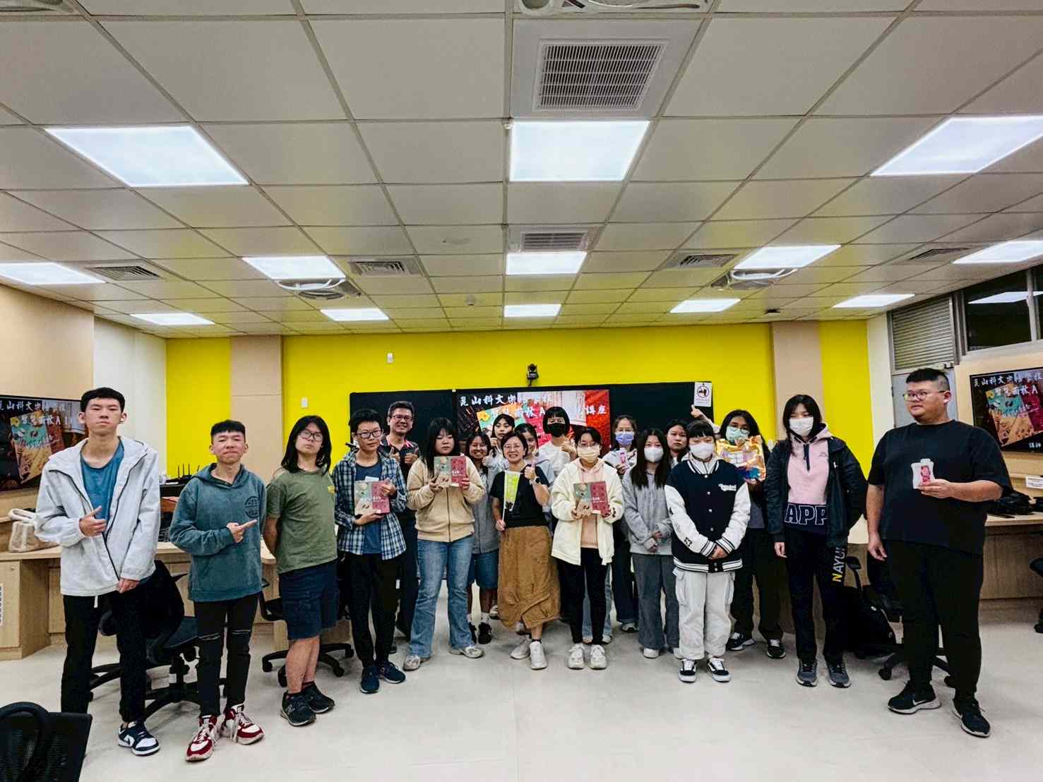 崑山科大樂活學程研習寓教於樂 學生體驗AI桌遊設計與府城藥籤文化