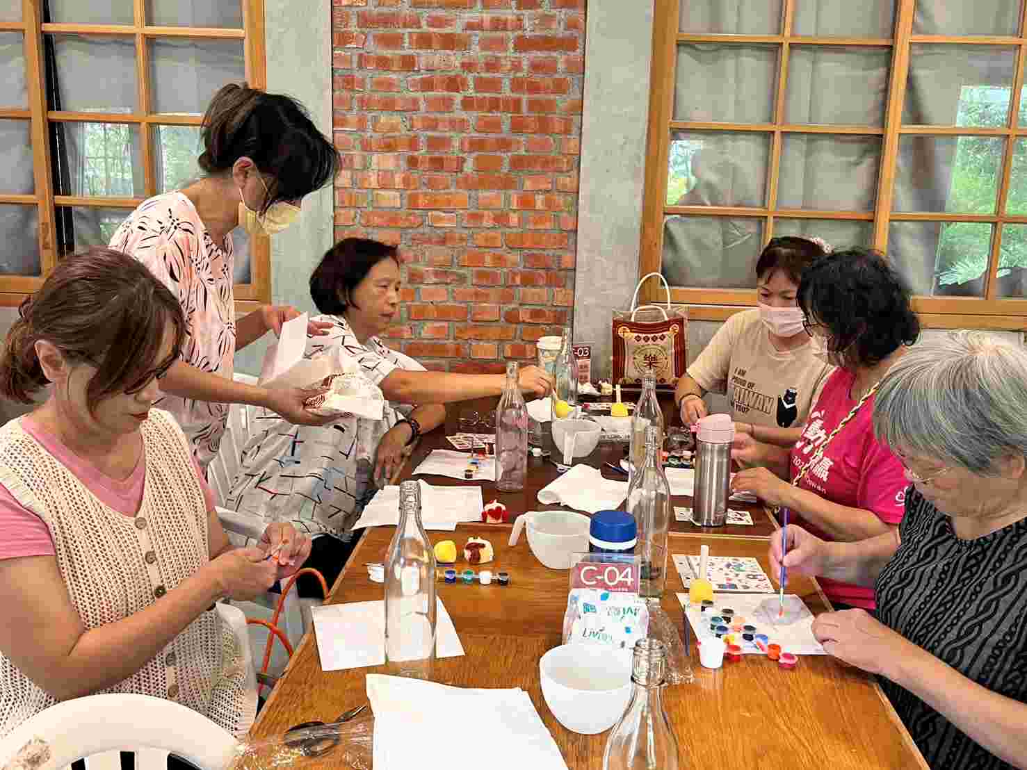 崑山科大公廣系攜手養護之家手作夢幻燈 藝術輔療課程點亮家庭照顧者心靈