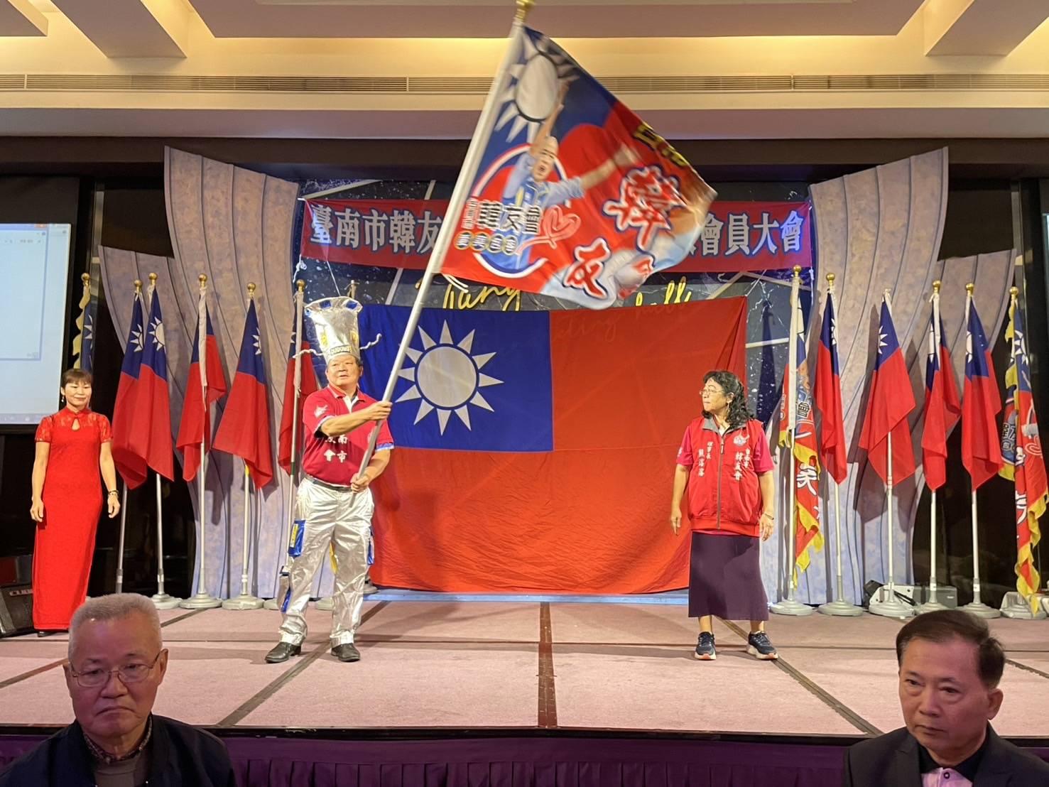 臺南市韓友會理事長夫妻檔挑大師交棒挑大娘