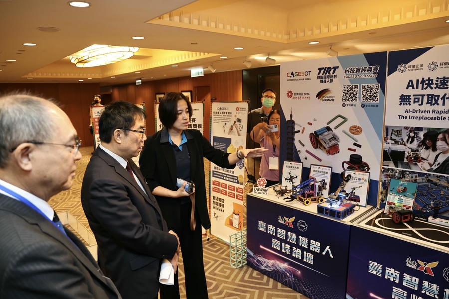 台南智慧機器人高峰論壇登場黃偉哲:盼結合產官學研尋找南市關鍵定位