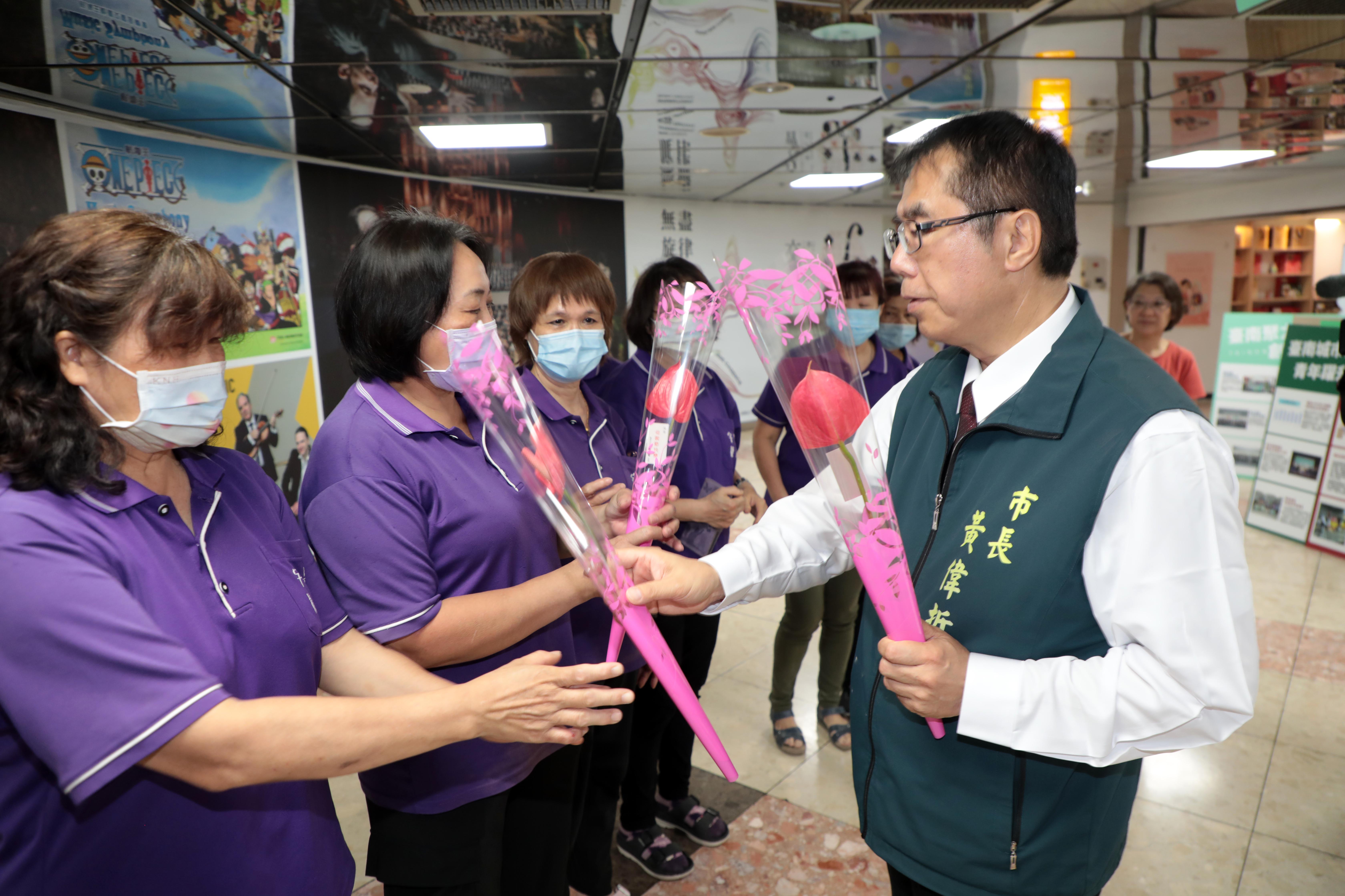 黃市長獻上火鶴花 向媽媽表達感恩與祝福