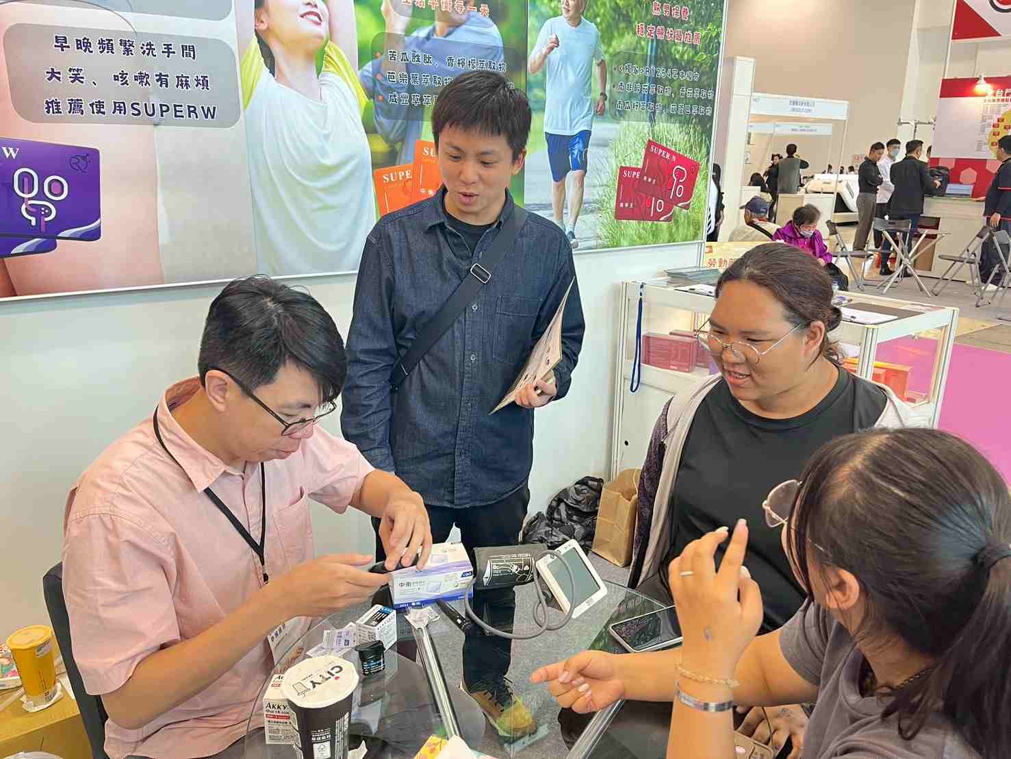 崑山科大樂活學程師生參訪「2025樂・無齡博覽會」 探索AI智慧照護新趨勢