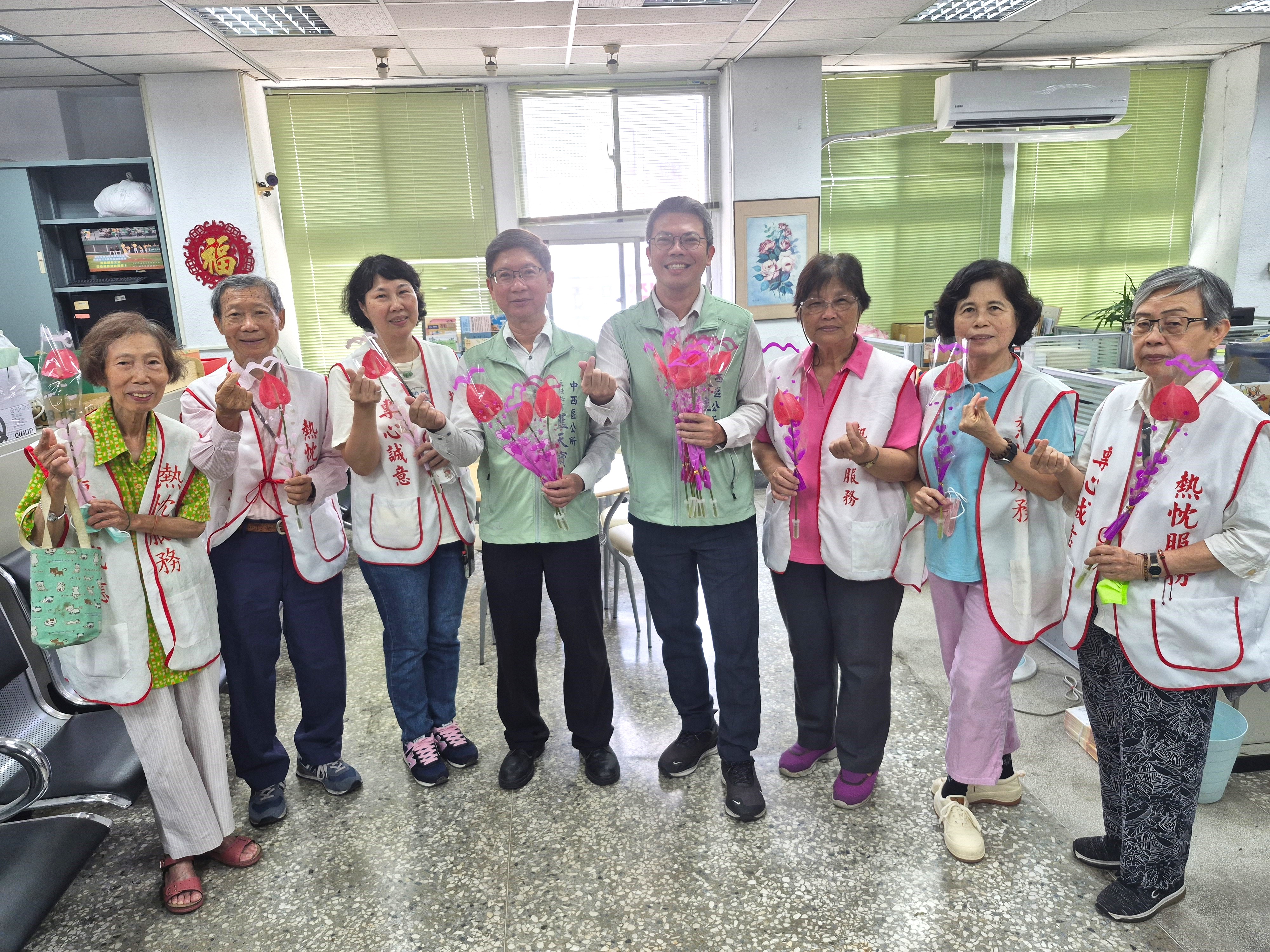 中西區蔡區長熱情送花慶母親節 台南女性同仁感受無限