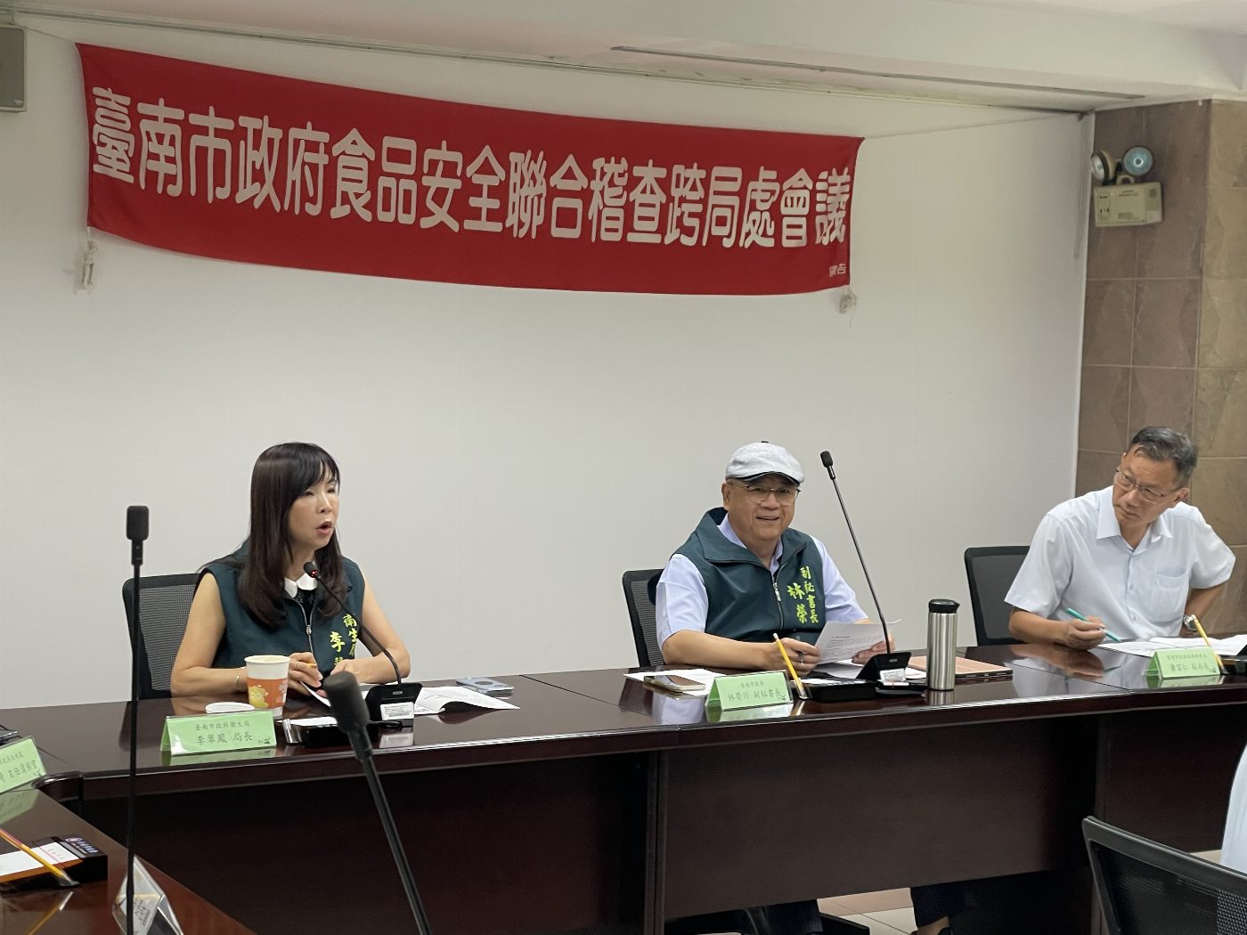 臺南市政府召開食品安全會報,全面追查中聯大豆沙拉油流向,推動「食安標章」強化食安管理