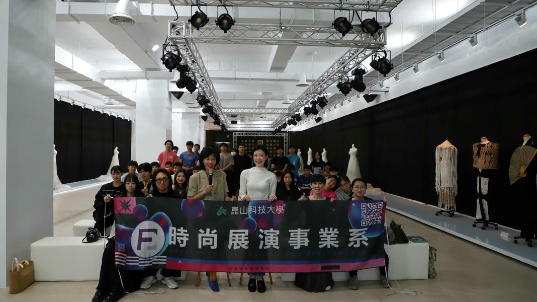06.名模金鍾與參與師生合影